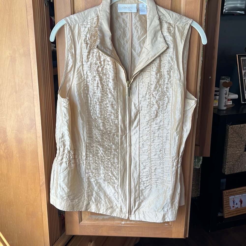 CHICOS. Size 0. Gold sleeveless blouse.